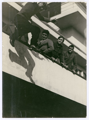 Etel Mittag-Fodor, Jump from the terrace of the Bauhaus canteen, Bauhausgebäude Dessau, 1929 / Bauhaus-Archiv Berlin, (c) Thomas and Michael Mittag